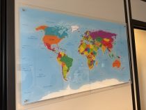 Carte du monde en plexiglass